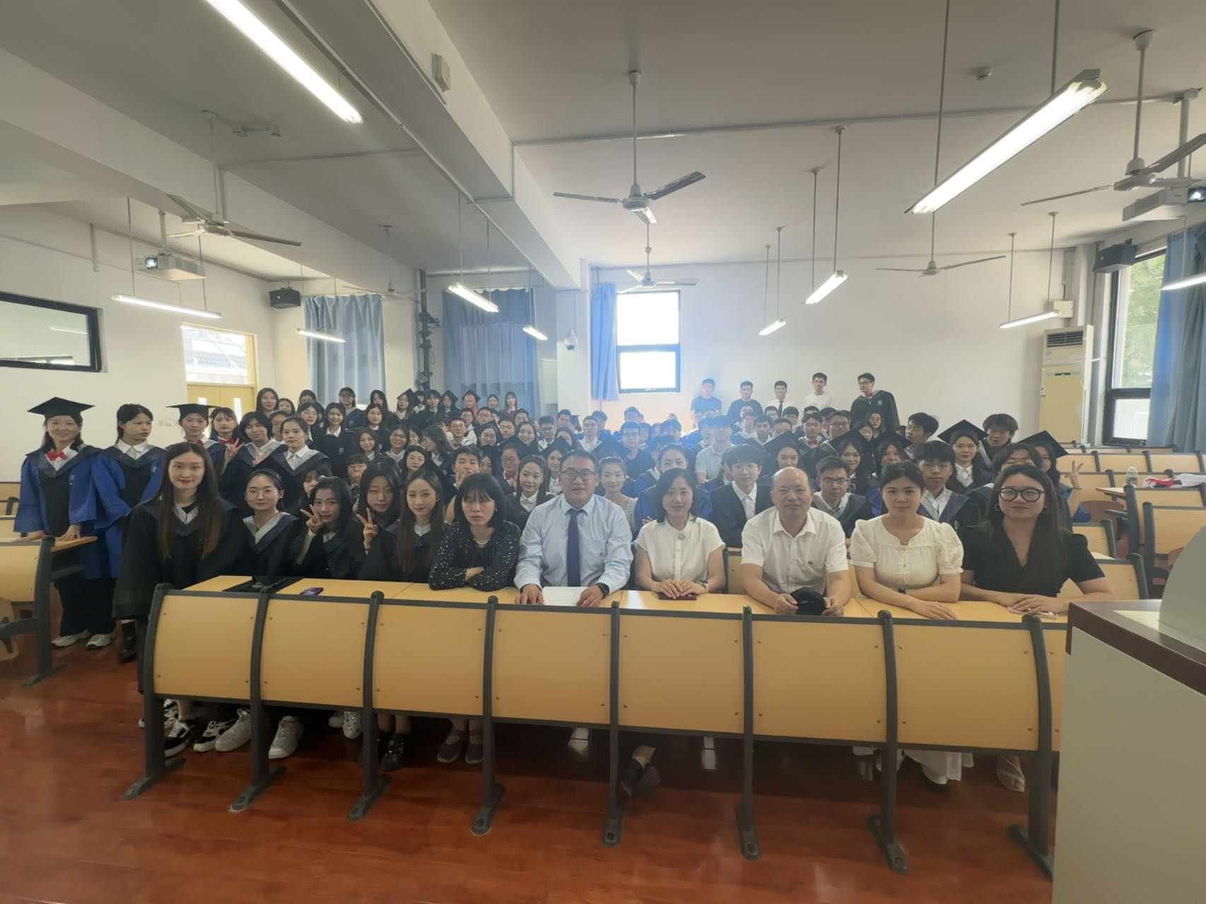 公司顺利召开2024届毕业生离校教育大会